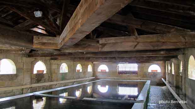 Bourg-sur-Gironde, le lavoir, vue intérieure