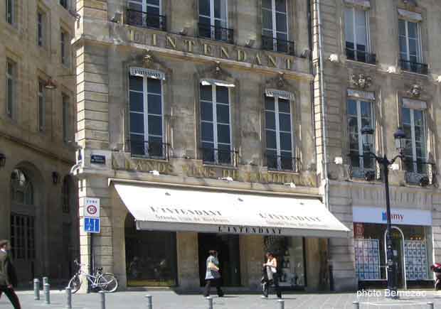 Bordeaux, les façades des allées de Tourny et le caviste L'Intendant