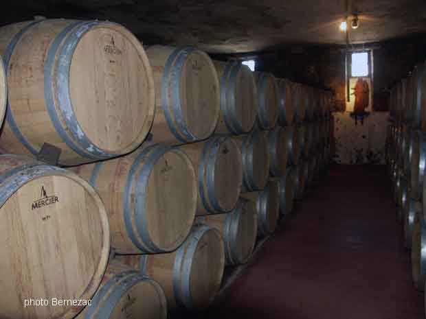 Château La Tour de By, le chai à barriques