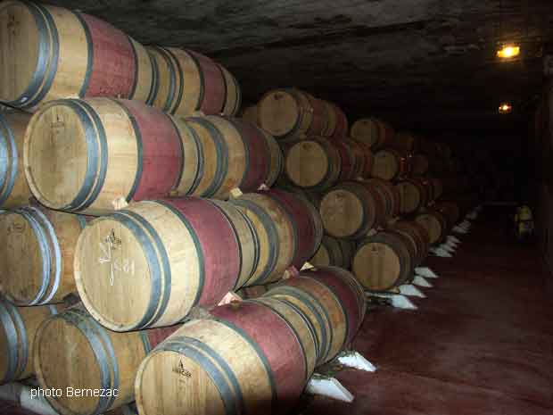 Château La Tour de By, le chai à barriques colorées