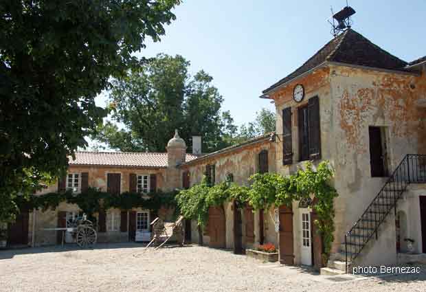 Château La Tour de By, accueil