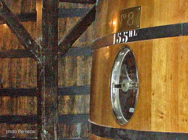 Château La Tour de By,le cuvier, foudre bois, 155 hectolitres