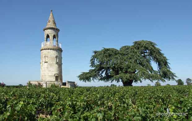 Château La Tour de By, approche de la Tour